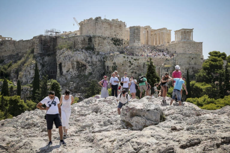 Καύσωνας παντού! Πάνω από τους 40 η θερμοκρασία – Κλείνουν νωρίτερα την Ακρόπολη